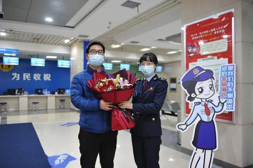 新年開工首日，洪山納稅人喜獲鮮花與商標代理禮包